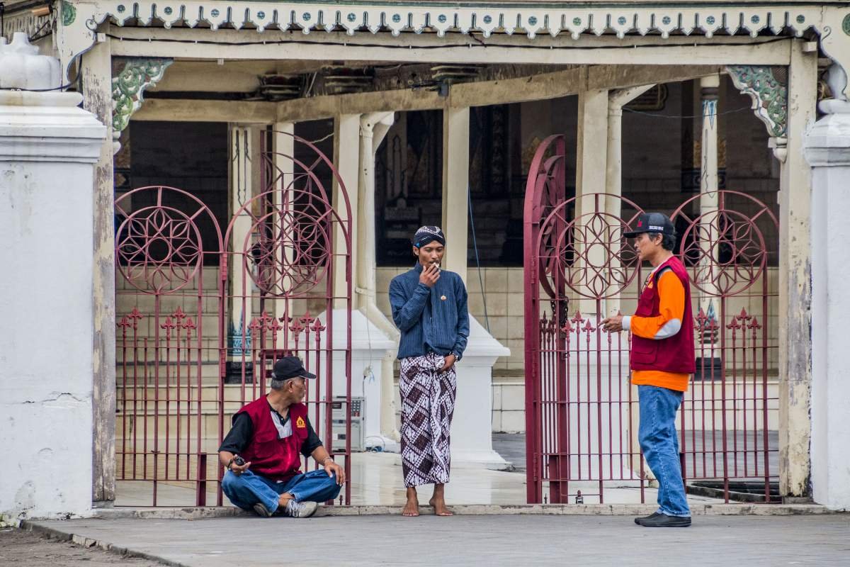 Abdi Dalem Di Depan Masjid Gede Kauman