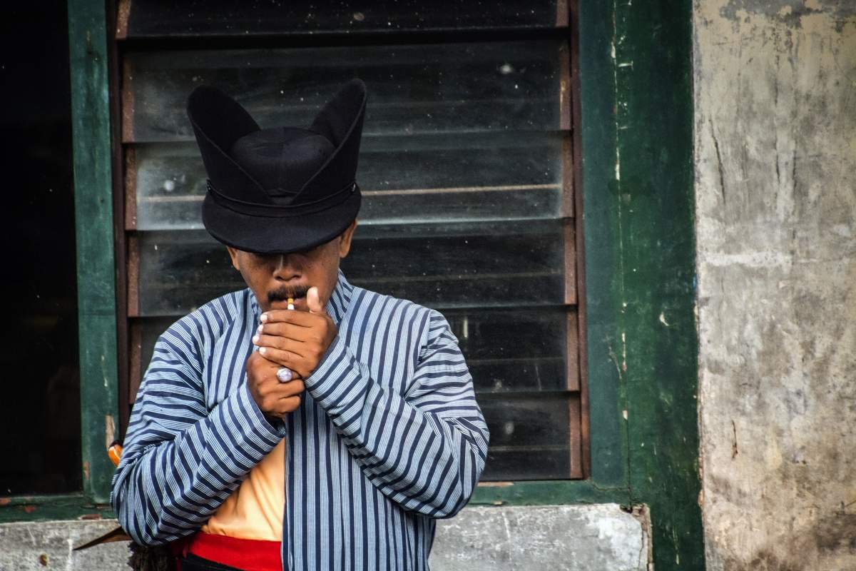 Abdi Dalem Kraton Menikmati Kretek