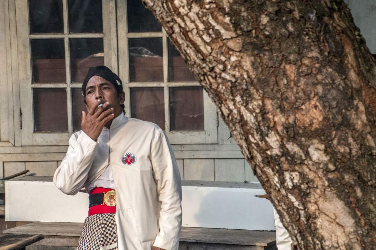 Abdi Dalem Sebat Menjelang Upacara Grebeg Maulud