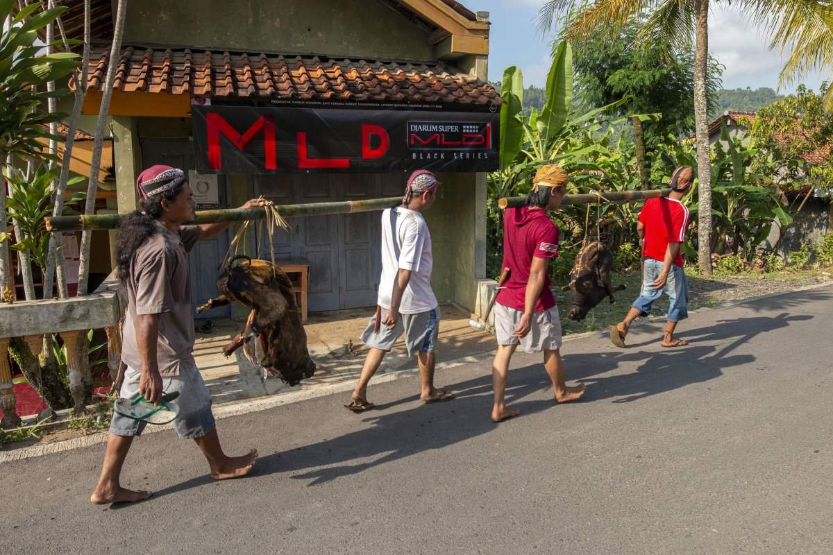 Anak Putu Kiai Bonokeling melewati warung rokok saat berjlana menuju Bale Pasemuan dalam acara Punggahan menjelang ramadan