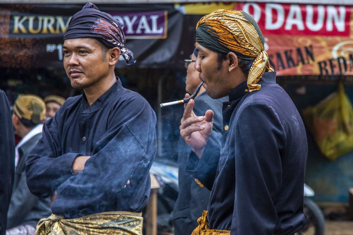 Anak Putu Kiai Bonokeling menikmati rokok kreteknya