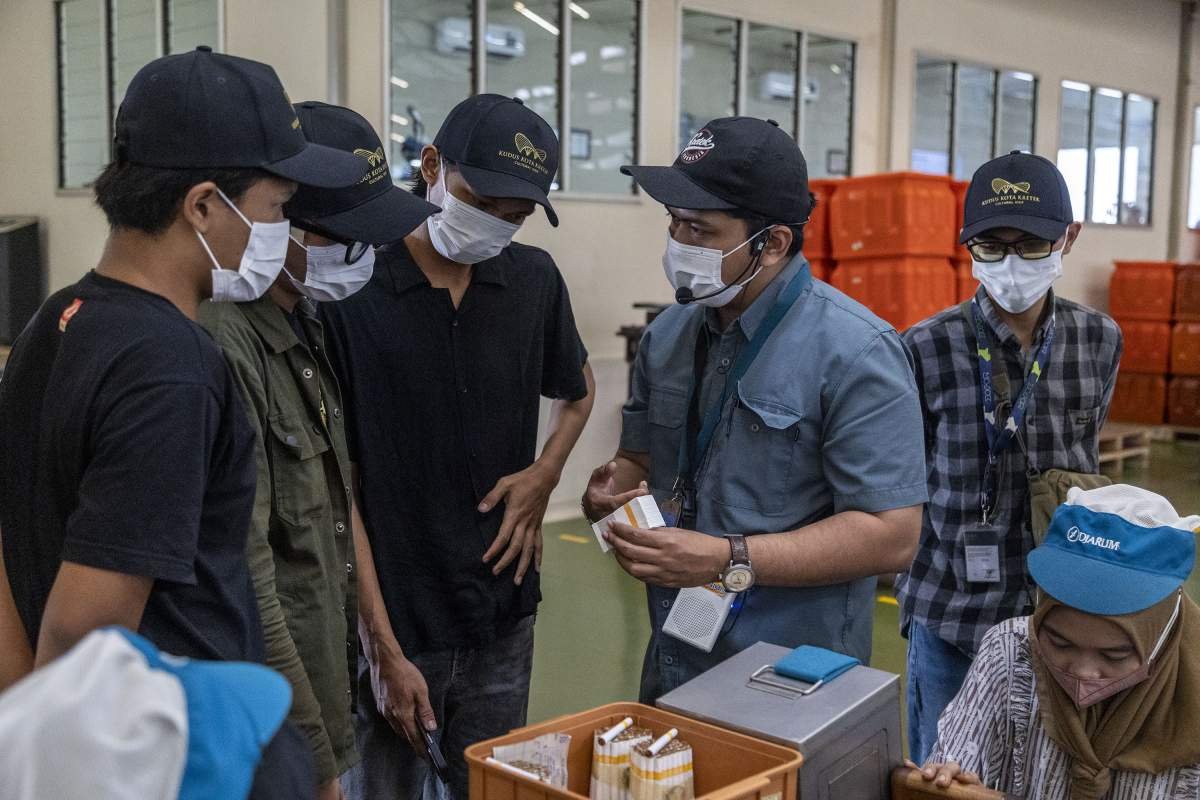 anggota komtek dalam kunjungan ke pabrik djarum kudus