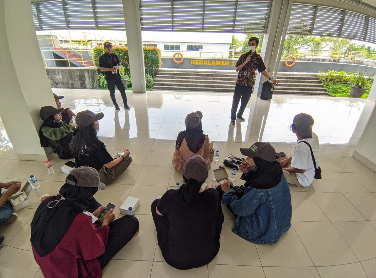 anggota komtek mendapat breifing di ruang pengolahan limbah pt djarum kudus