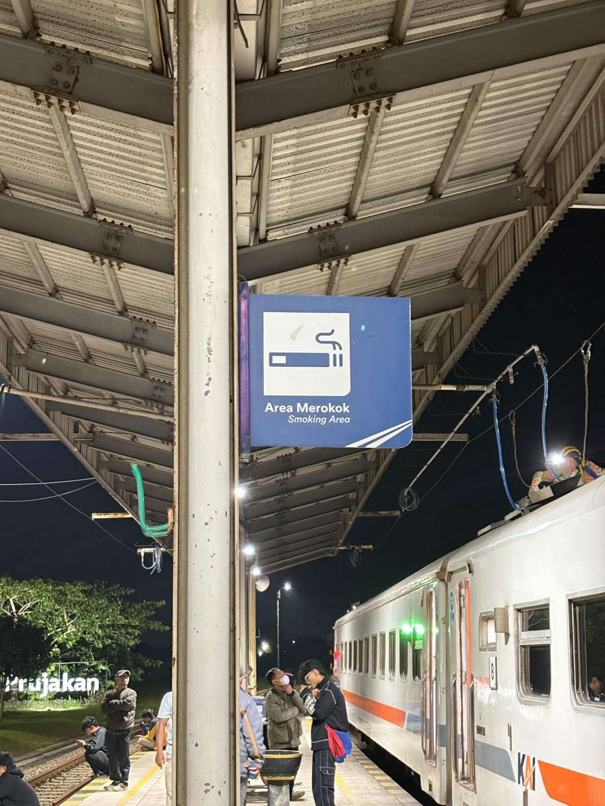 area merokok stasiun parujakan cirebon