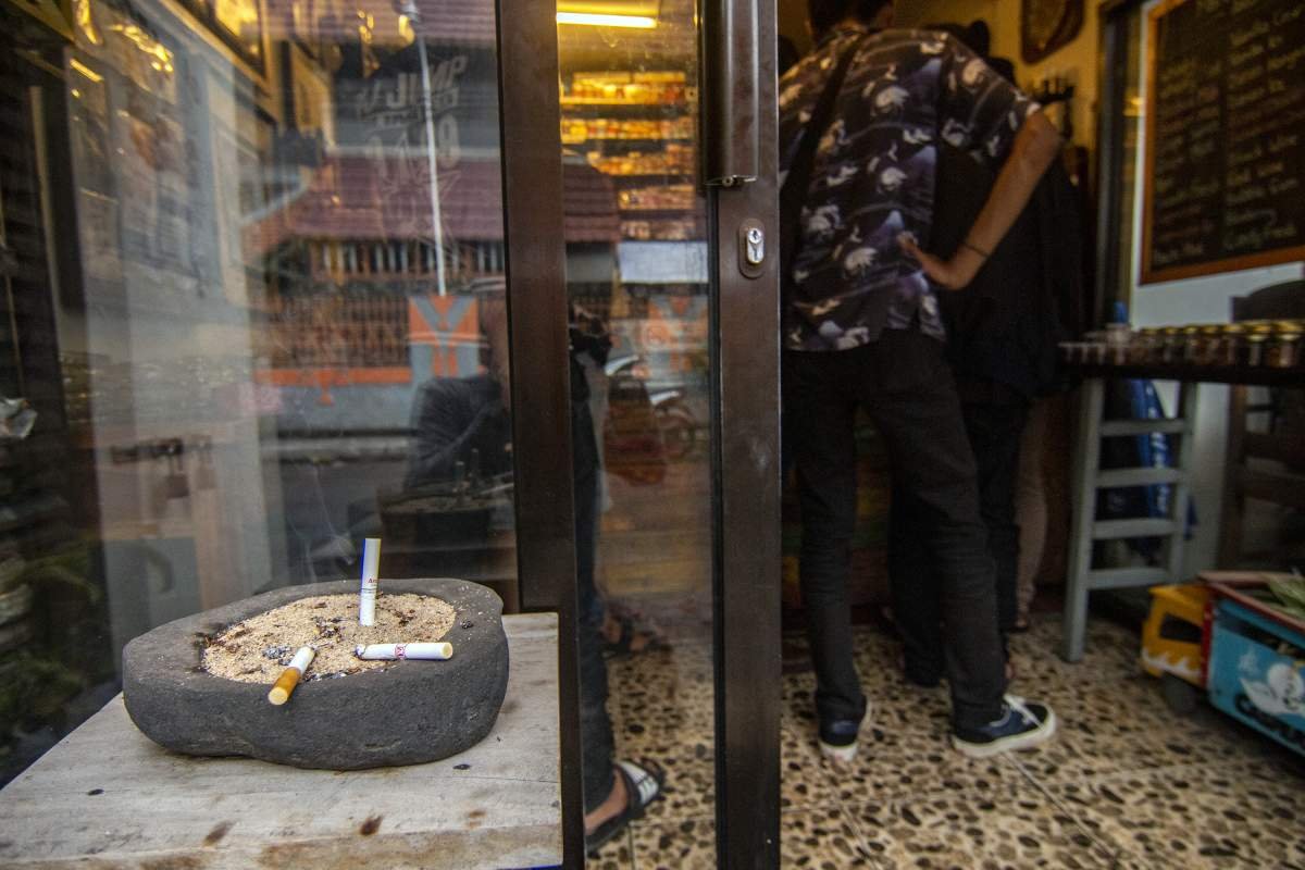 Asbak di Sudut Ruang Merokok
