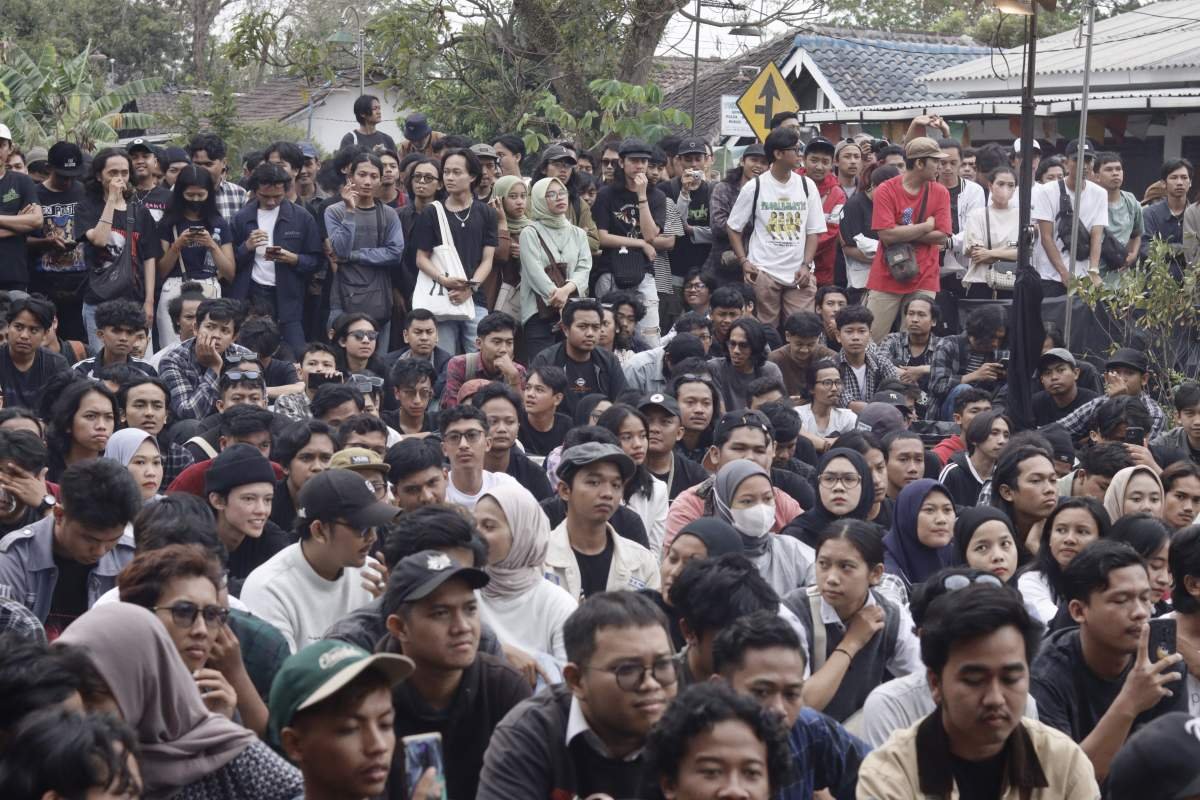 Audience Tribute To Kretek