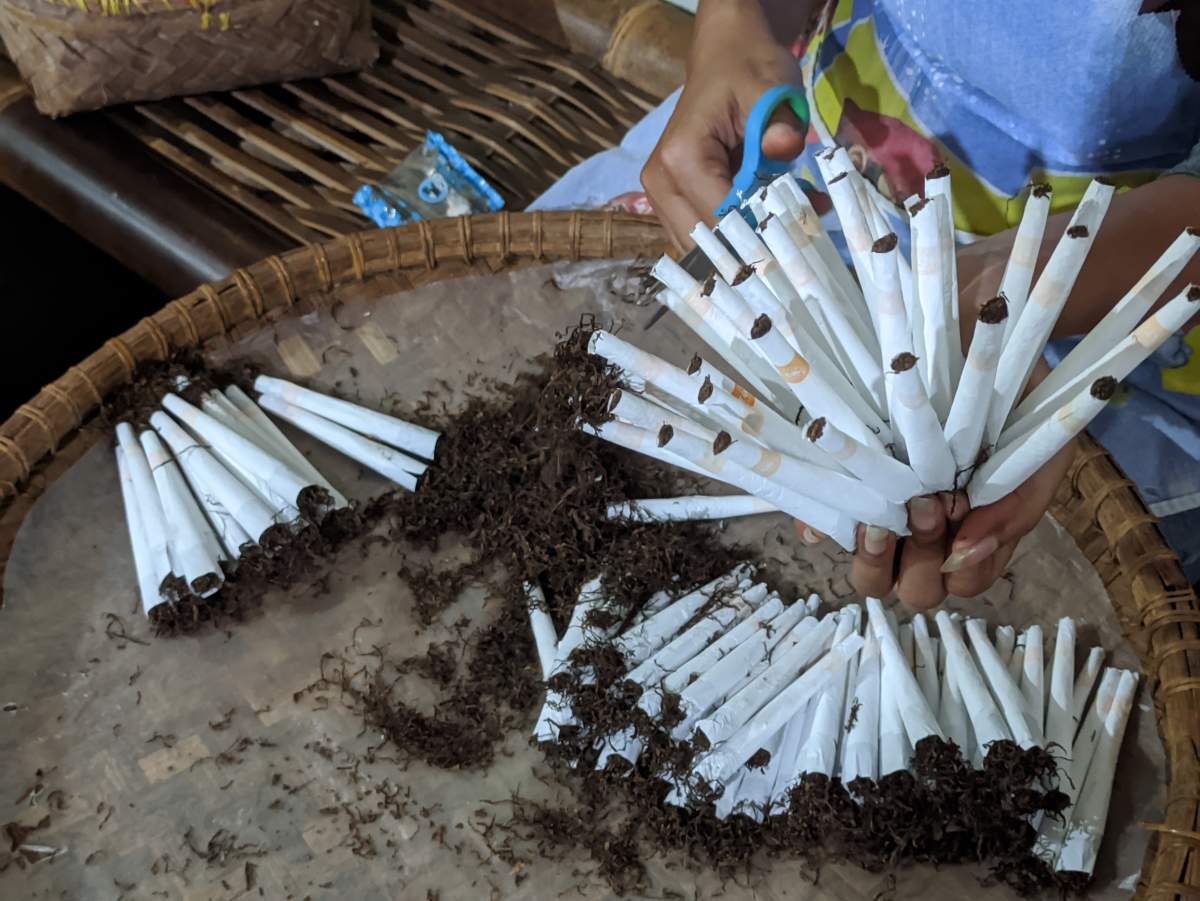 batangan rokok kelmbak enyan kamto usai dilinting