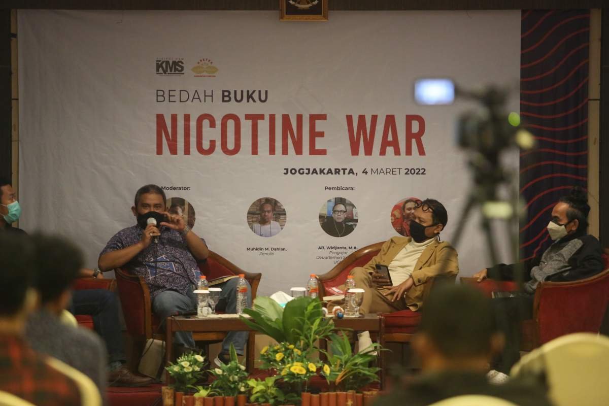 Abhisam DM, AB Widianto, dan Muhidin M Dahlan dalam acara Bedah buku Nicotine War di UGM