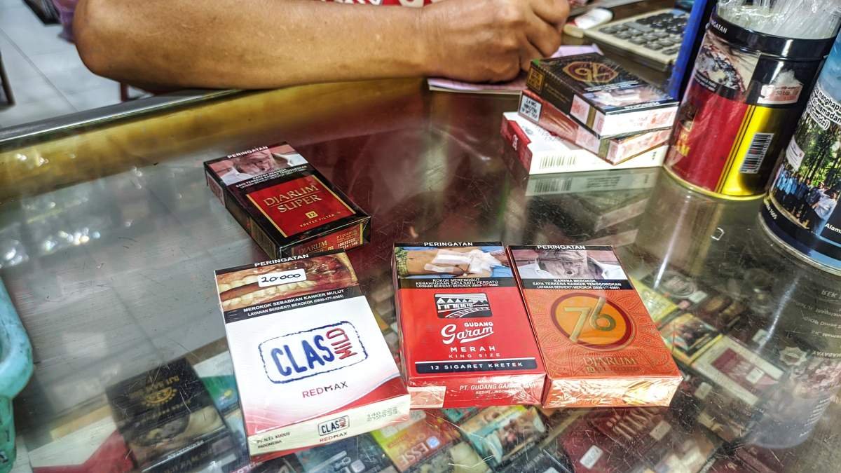 belanja rokok di warung kelontong