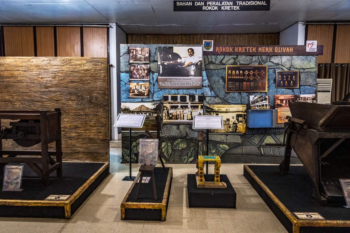 Berbagai jenis alat pembuat rokok di museum kretek Kudus
