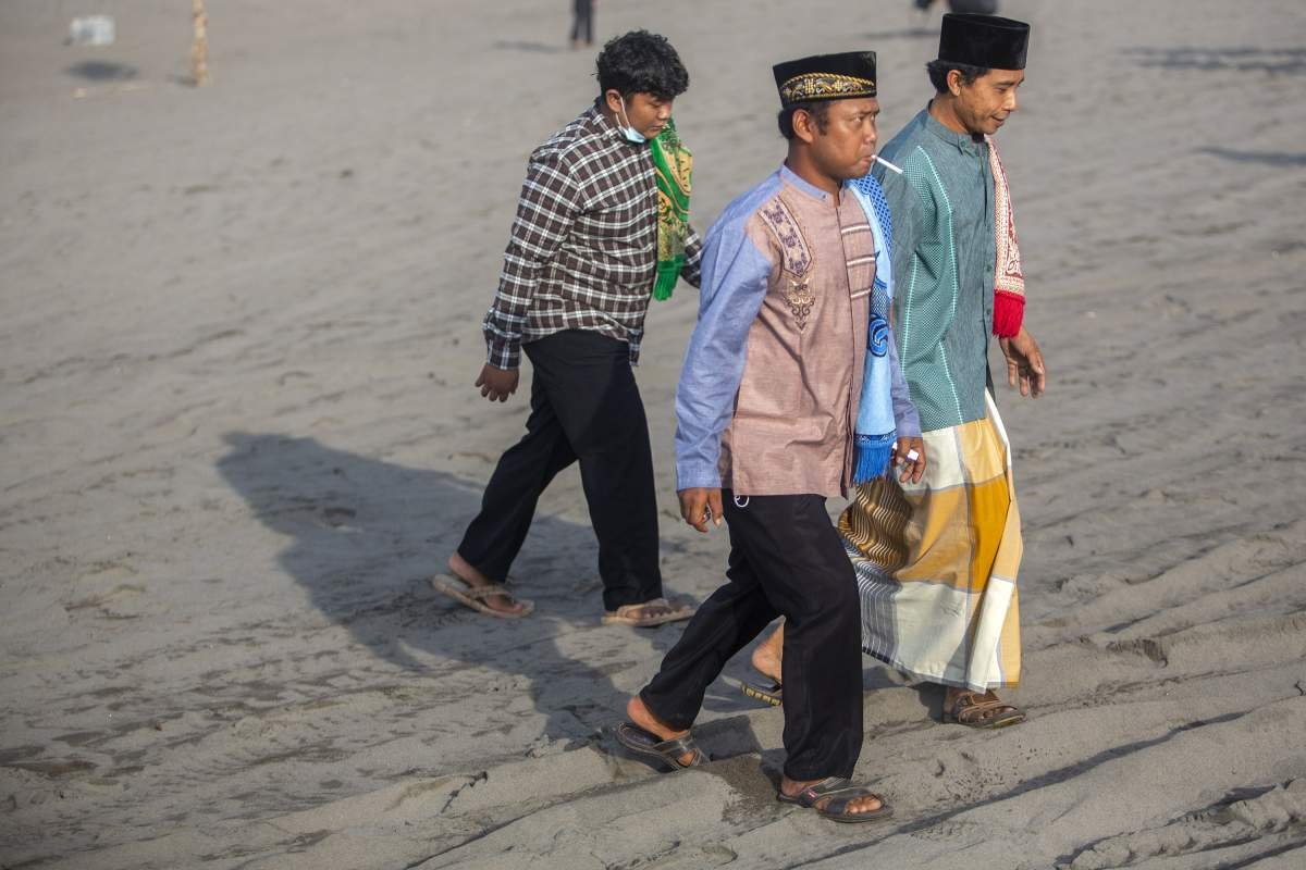 Berbagi rokok di gumuk pasir Parangtritis Bantul