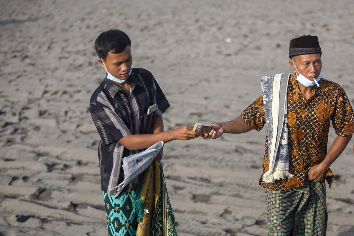 Berbagi rokok usai shalat Idul Fitri di Gumuk Pasir Pantai Selatan