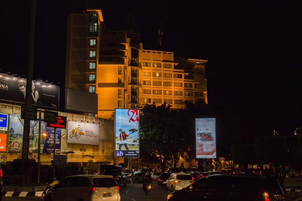 Bilboard Promosi rokok di Simpang Lima Semarang