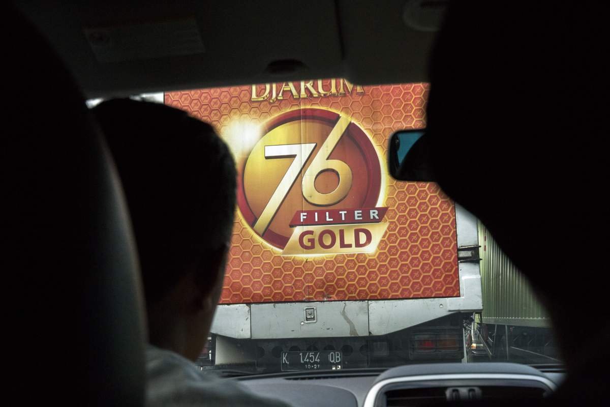 Brand di belakang Truk Box Djarum 76