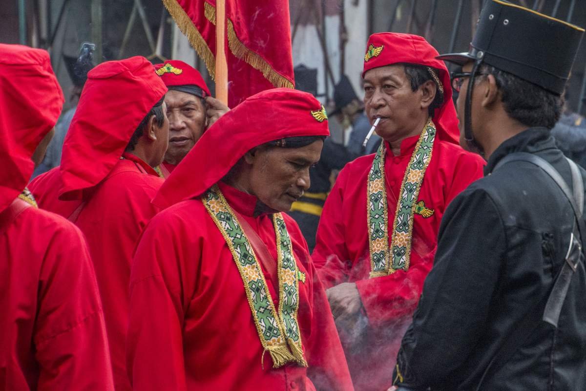 Bregada Lombok Abang Bersantai sejenak menunggu Aba aba Komandan Upacara