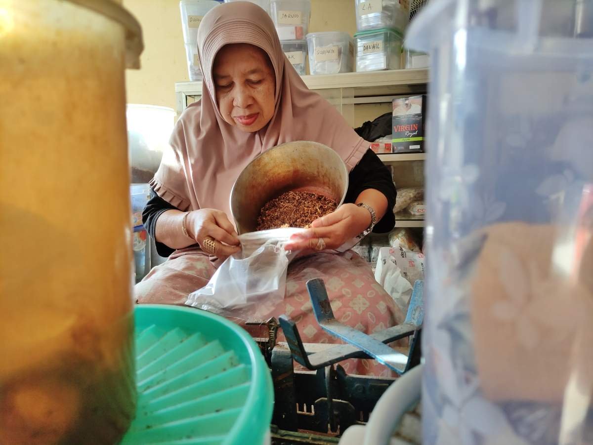 Bu Mur, Pemilik Toko Tembakau di Pasar Semin Gunungkidul