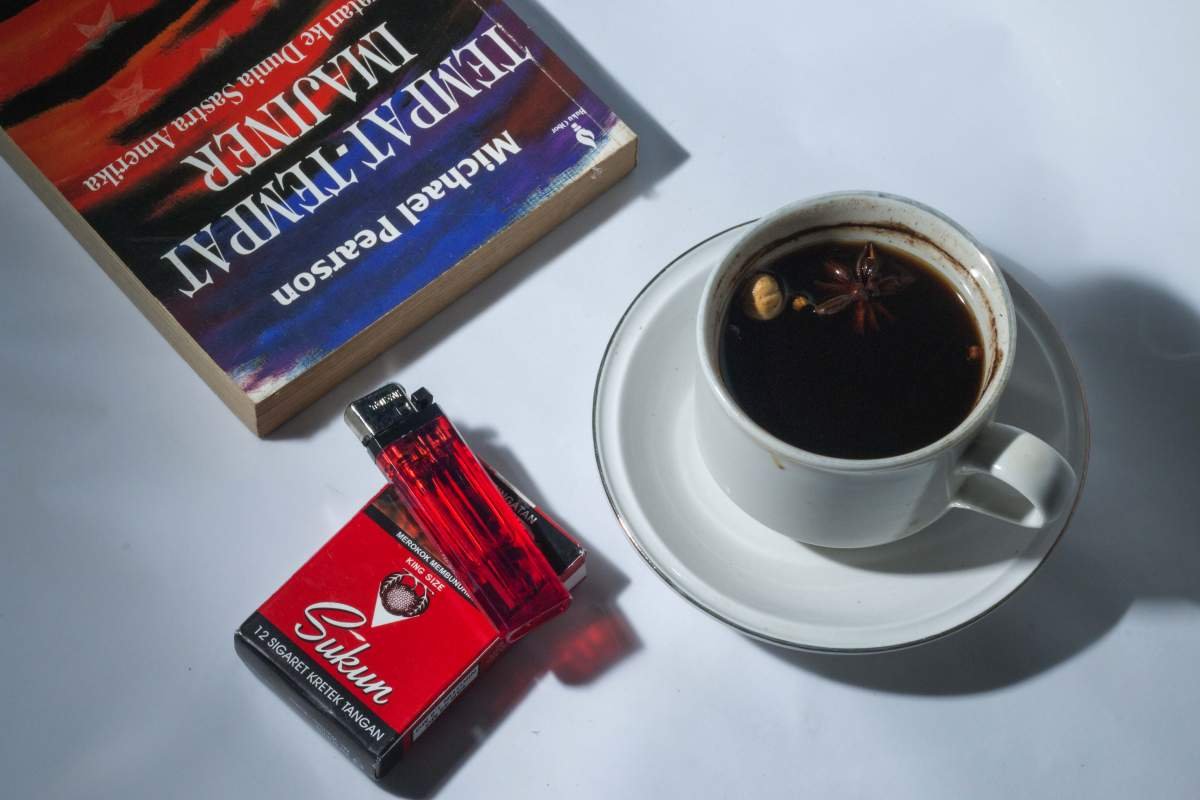 Buku, Kopi, dan Kretek, nikmat mana lagi yang kau dustakan?