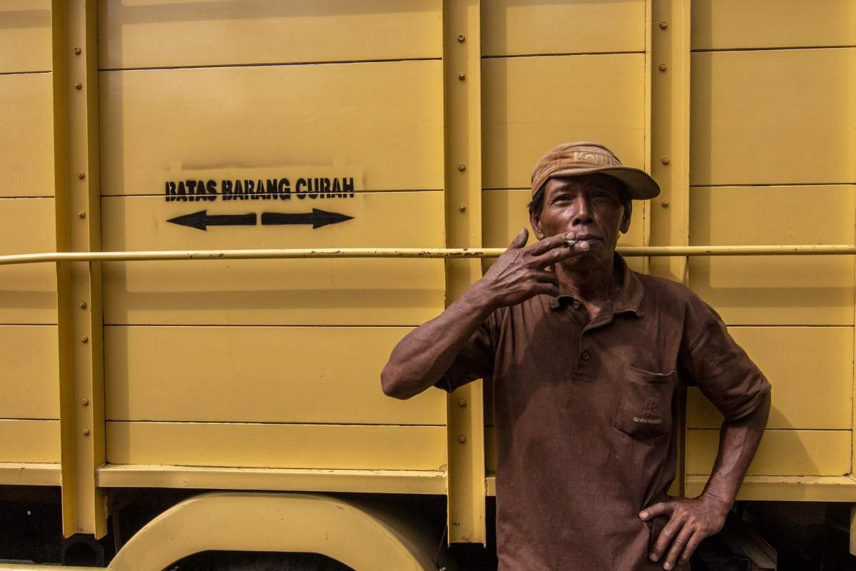 Buruh Angkut pisang di pasar Surowono Klaten