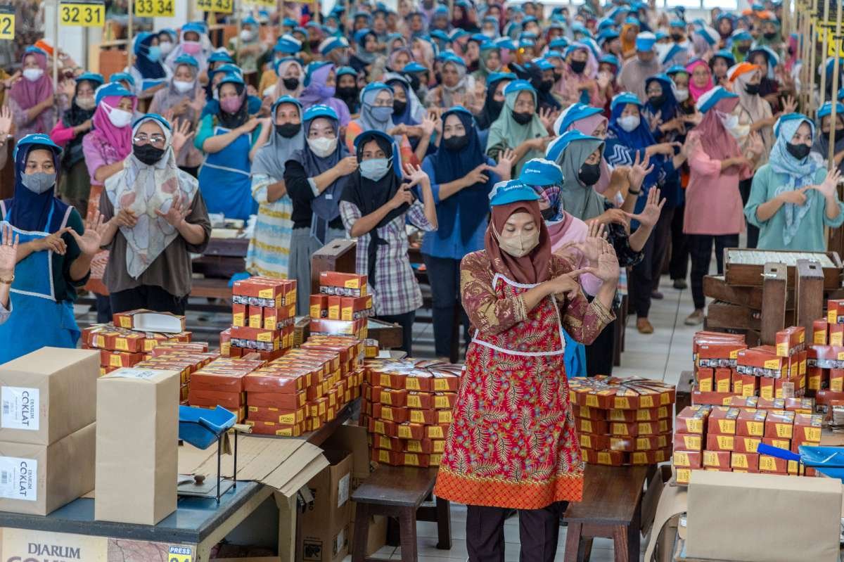 Buruh Pabrik SKT Djarum Kudus Senam
