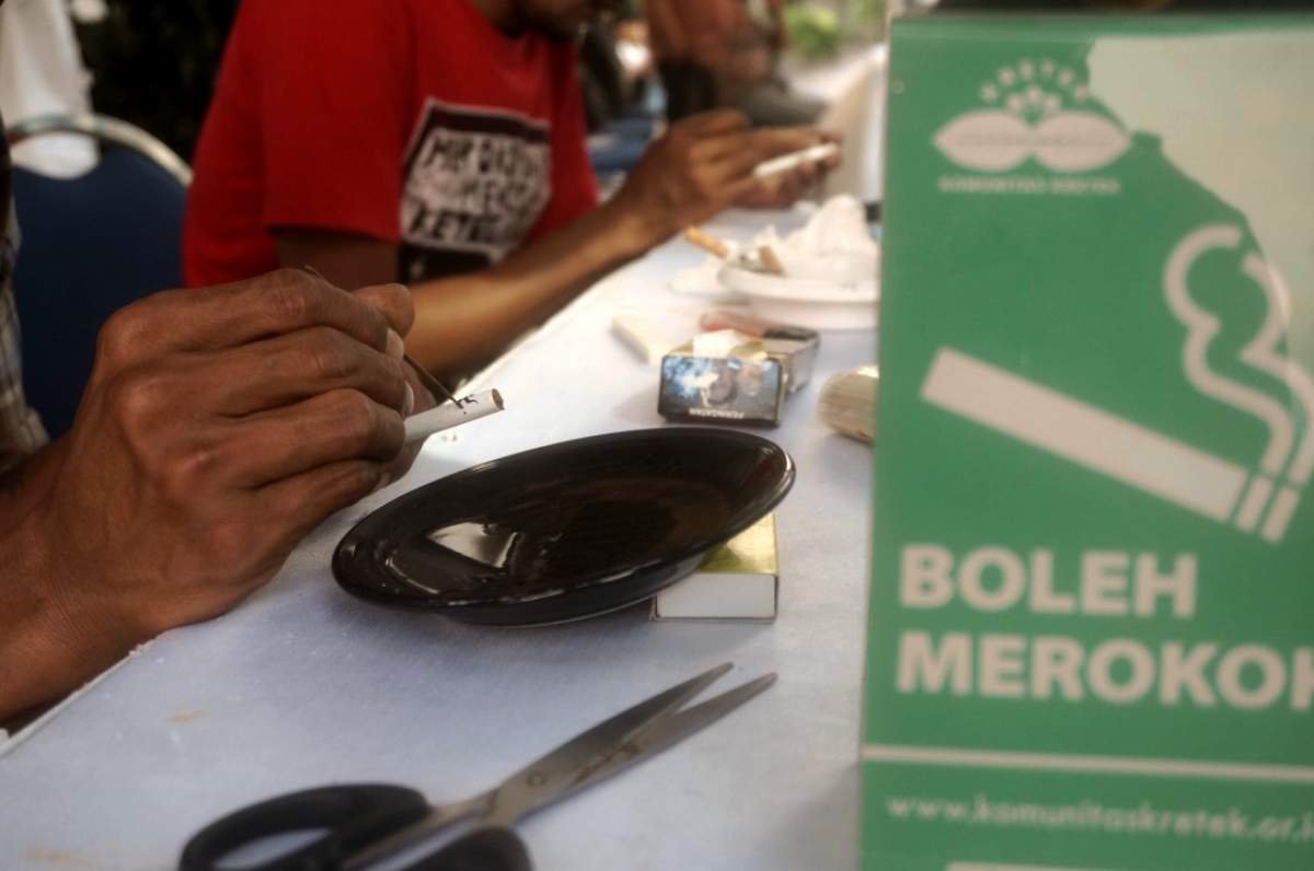 Cethe, melukis batangan rokok kretek dengan ampas kopi