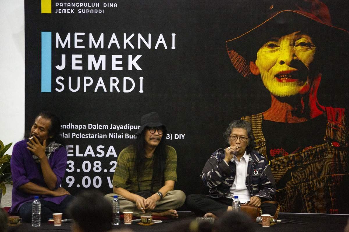 Dari kanan ke kiri: Nasirun, Bimo Wiwohatmo, dan Cak Nun, dalam peringatan 40 hari Jemek Supardi