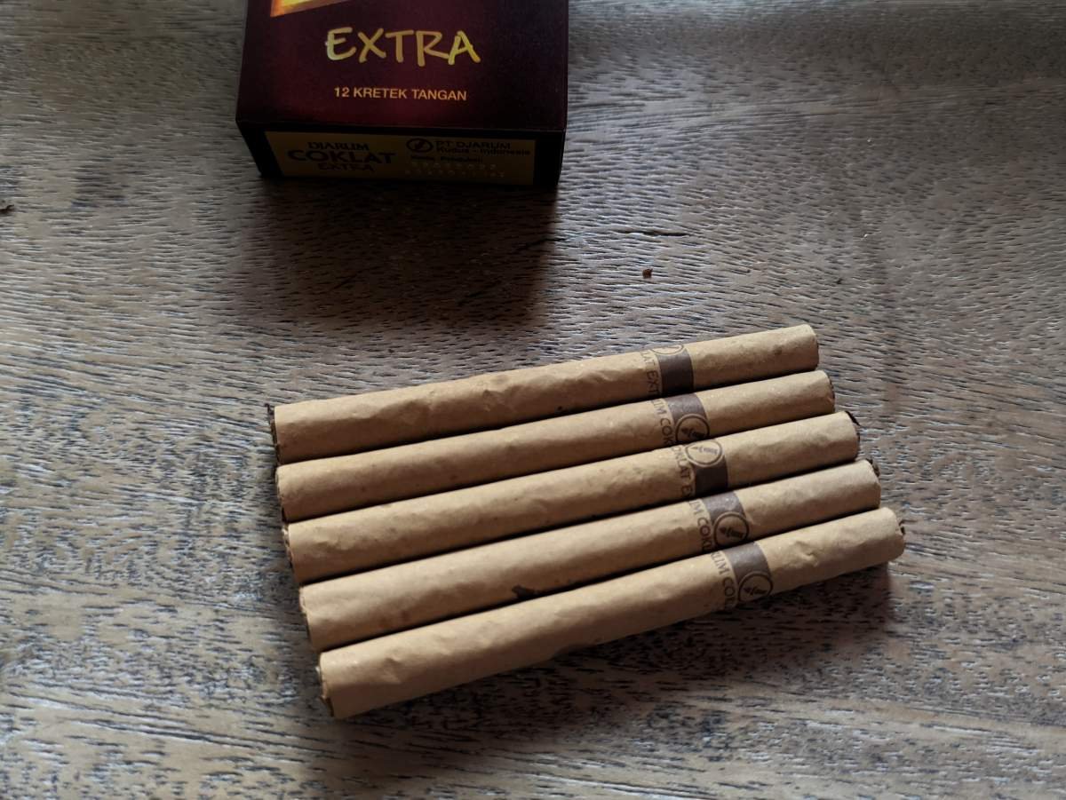 Djarum coklat extra dengan batangan warna coklat
