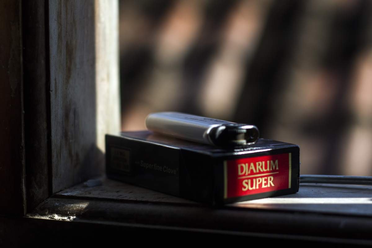 djarum super di jendela