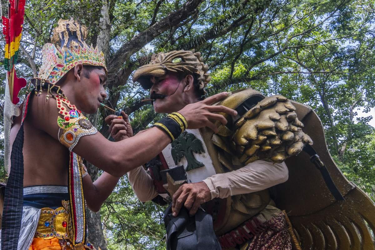 Dua pelakon wayang sebat bareng rokok Forte