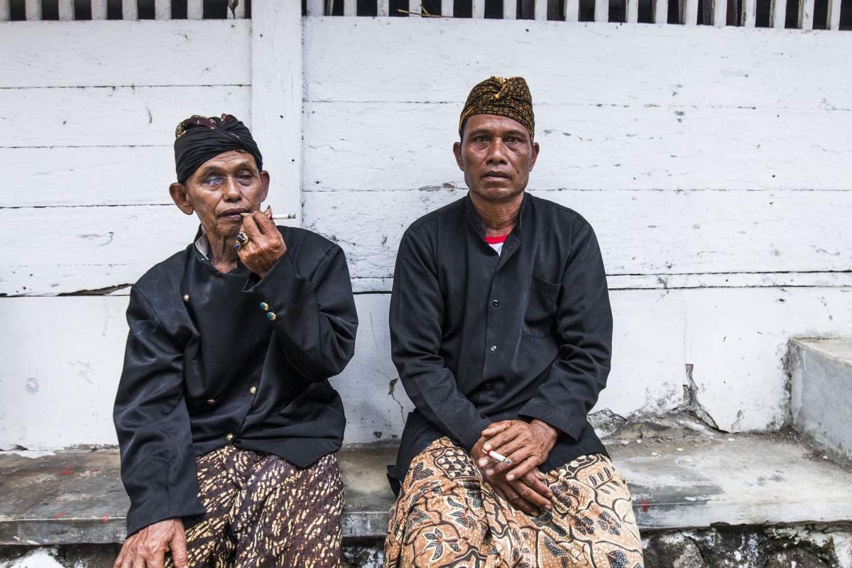 Dua warga Pekuncen, Desa Jatilawang, Banyumas, bersantai menjelang prosesi punggahan