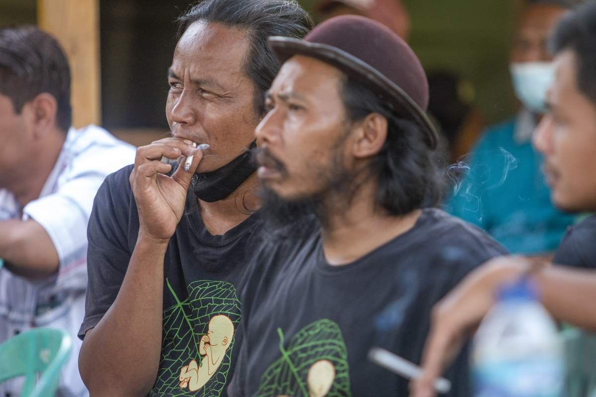 Edi Padmo Ketua Komunitas Resan Gunungkidul Menikmati Kretek