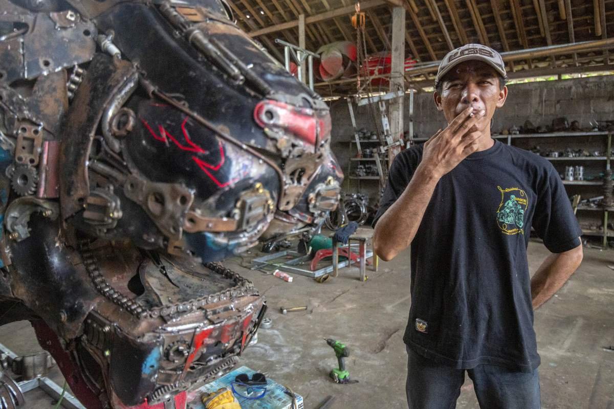 Eri Sudarsono pembuat reflika robot transformer dari Bantul