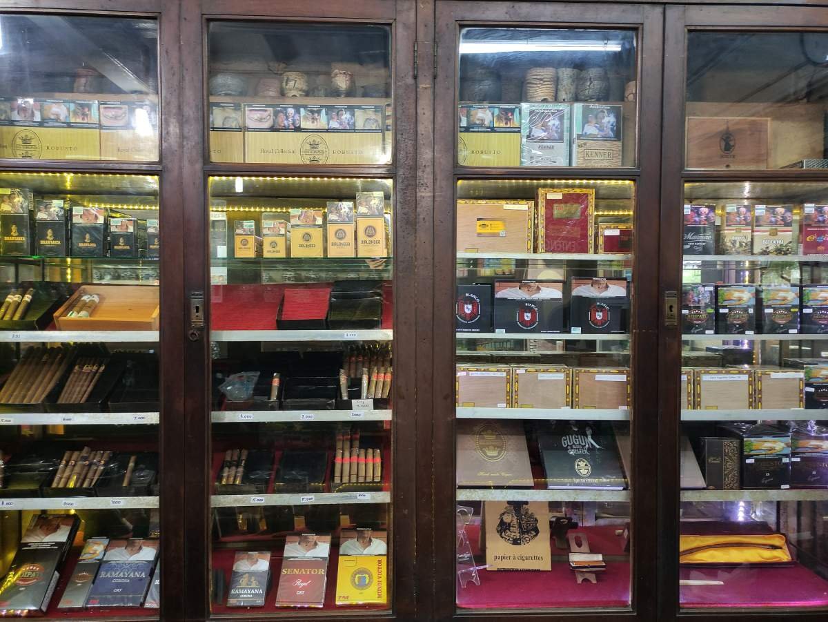 etalase kaca penyimpan cerutu