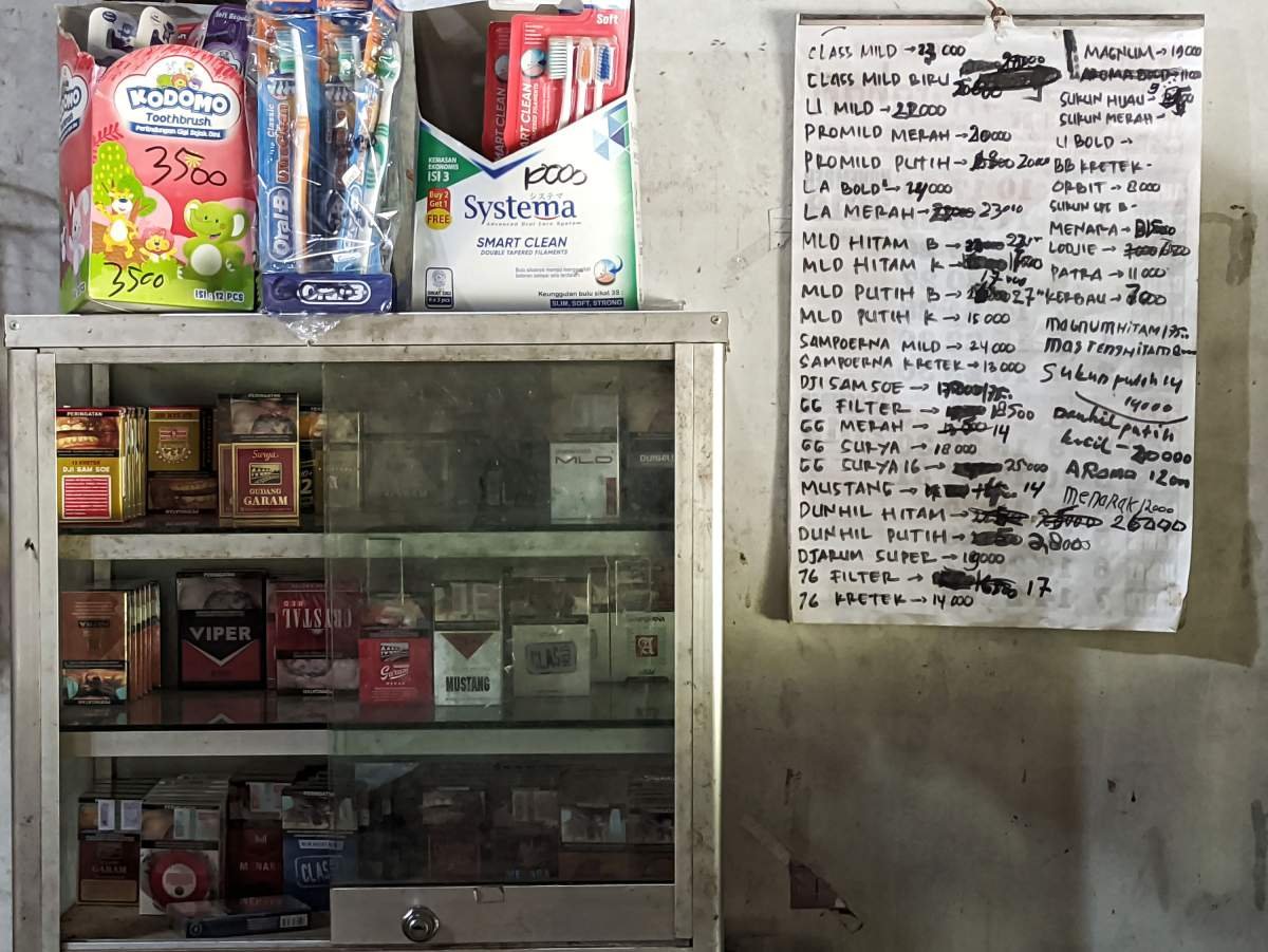 etalase kretek warung kelontong