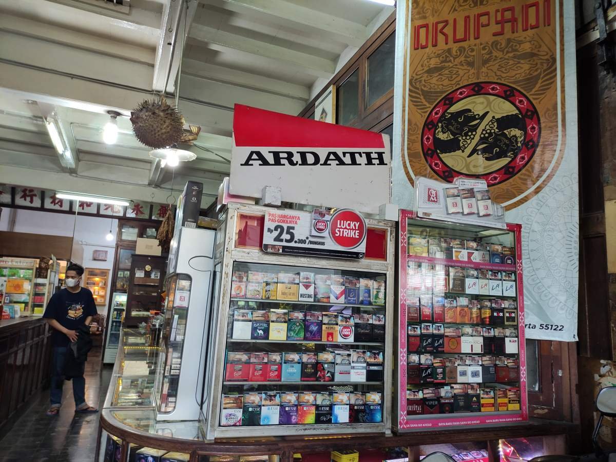 etalase rokok toko enteng sigar