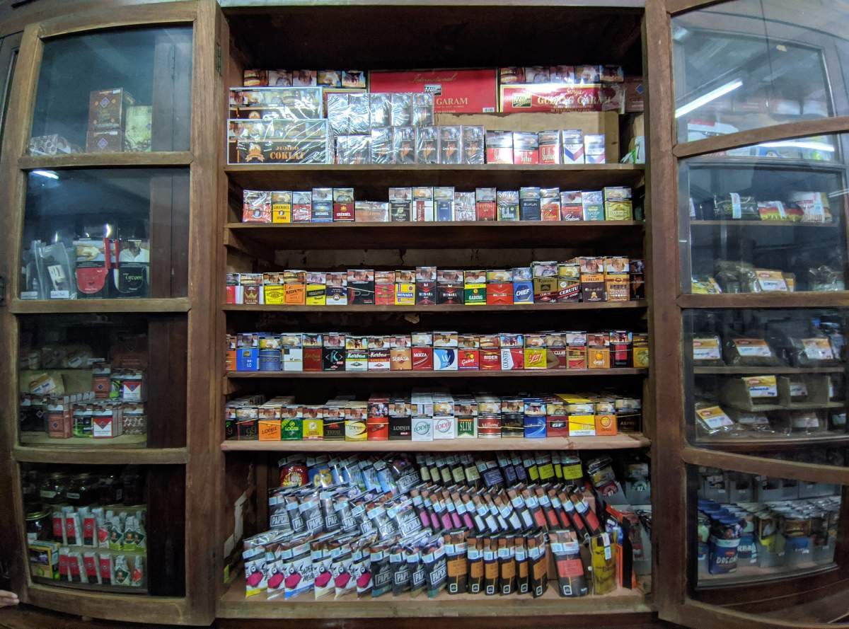 etalase toko enteng sigar malioboro