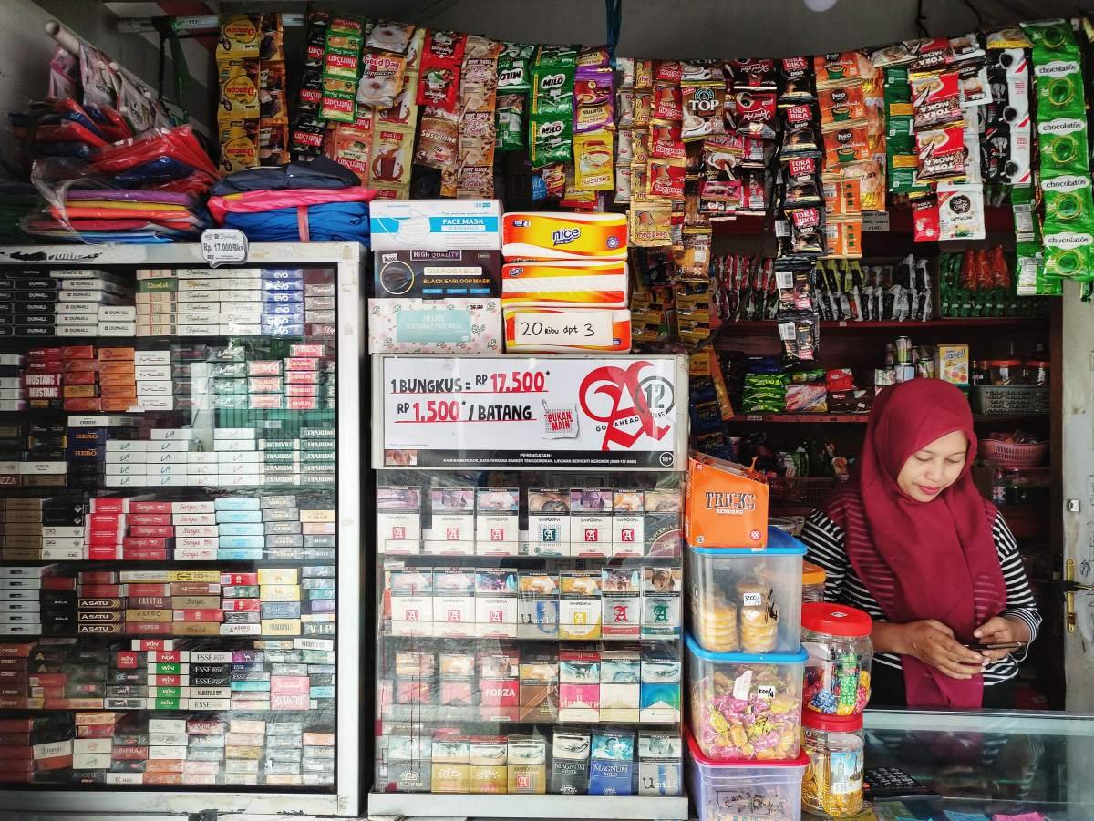 etalase warung bu nur