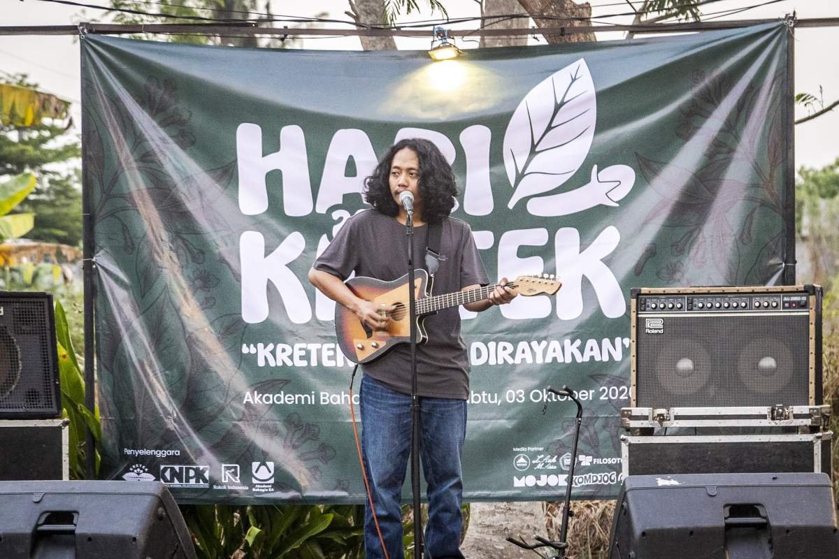 fajar merah dalam acara hari kretek