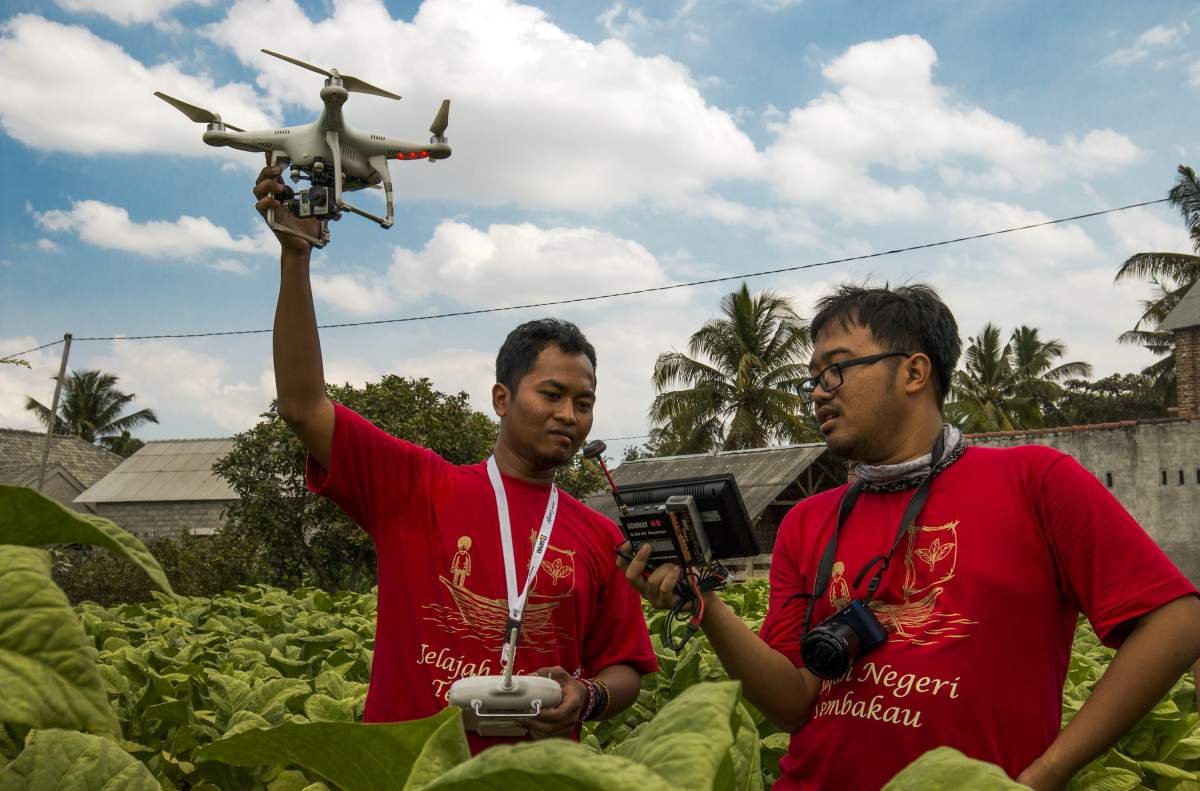Farhan dan Sukron bersiap menerbangkan Drone di ladang tembakau di Desa Lekor, Lombok