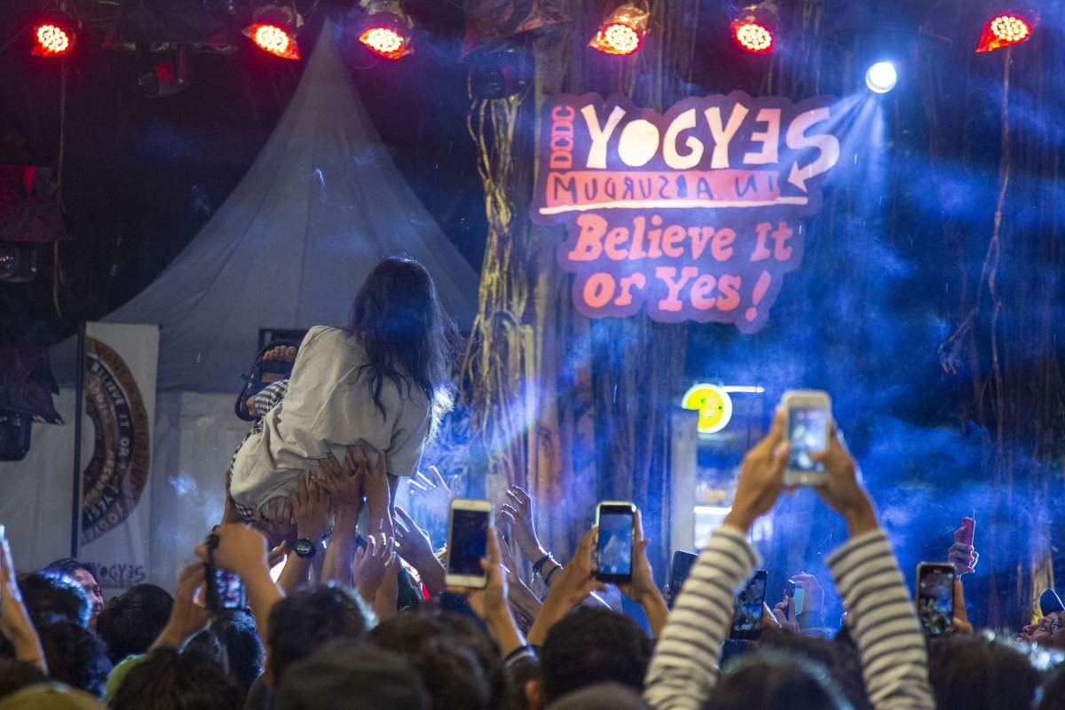 Farid Stevy berselancar di antara penonton DCDC Yogyes in Absurdum Yogyakarta