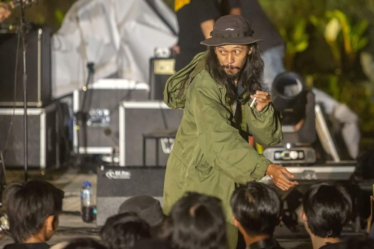 Farid Stevy Sebat Sebelum Bernyanyi di atas Panggung Tribute To kretek