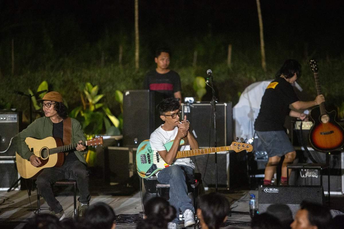 Folktisvalist on Stage Tribute To Kretek
