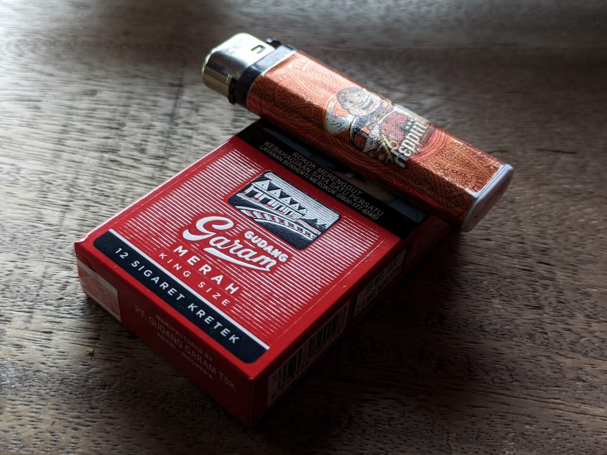 Gudang Garam Merah dan Gudang Garam Djaya: Dari Rokok Rakyat ke Simbol Budaya dan Mistik