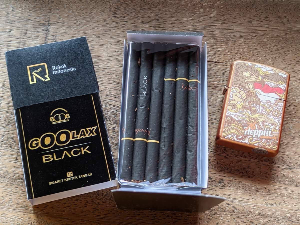 goolaax black 12 sigaret kretek tangan