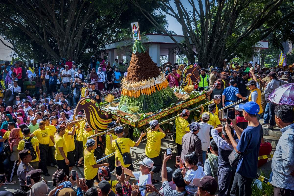 Gunungan tembakau menuju alun alun Temanggung