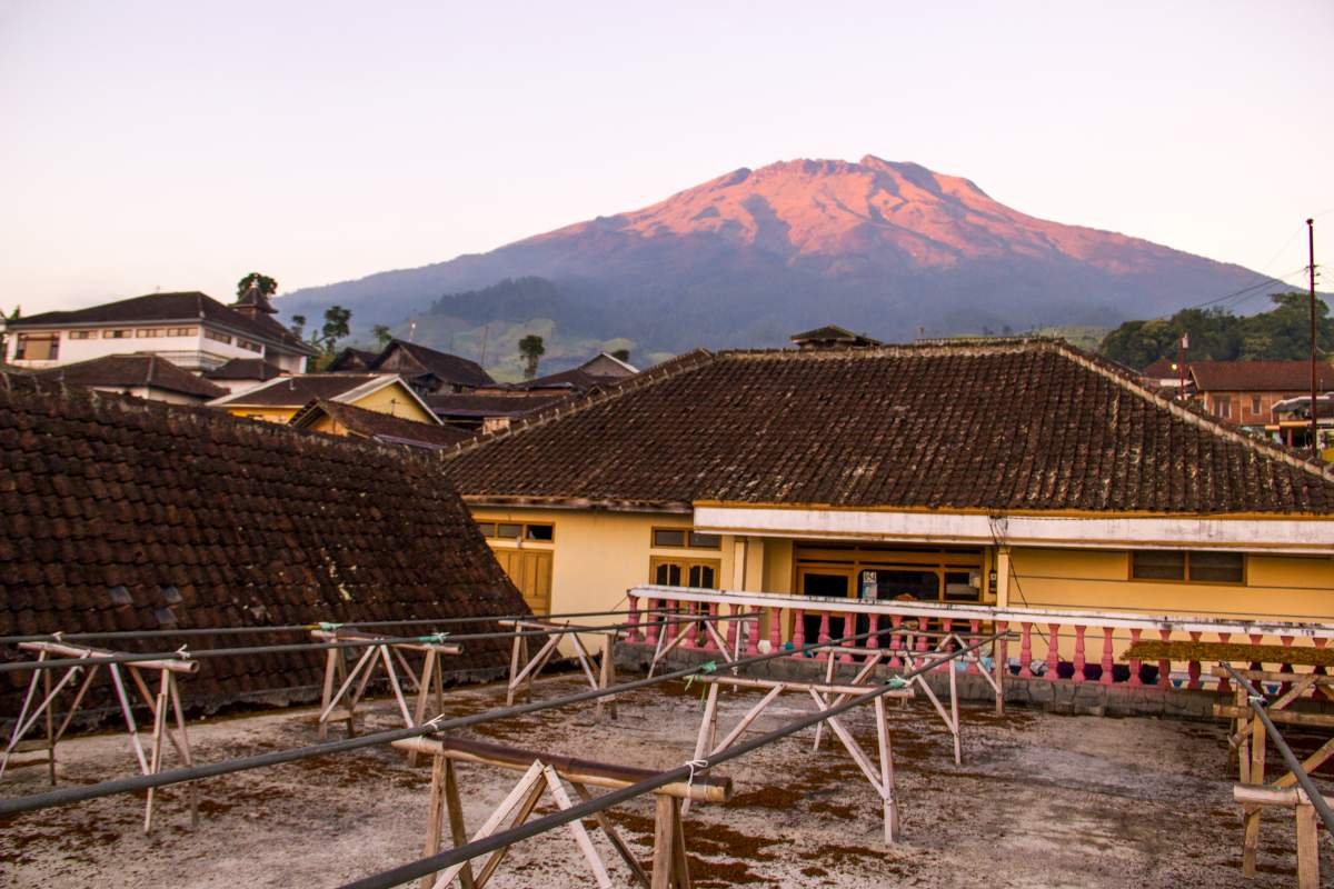 Halaman Atas rumah petani di lereng Sumbing