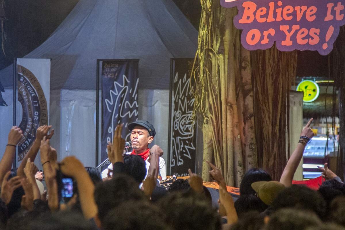 Ikhsan Skuter on Stage DCDC Yogyes in Absurdum di JNM Blok Yogyakarta