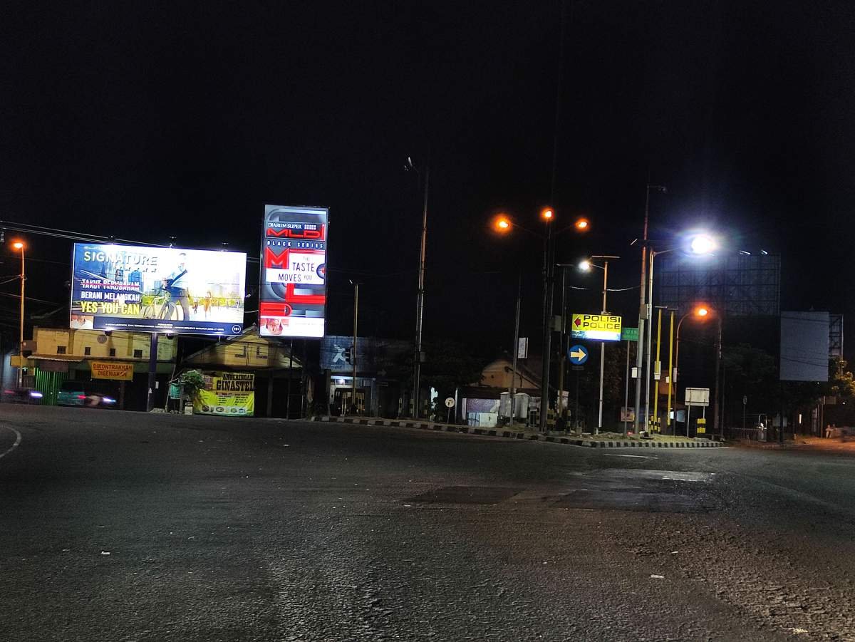 iklan rokok di perempatan jalan