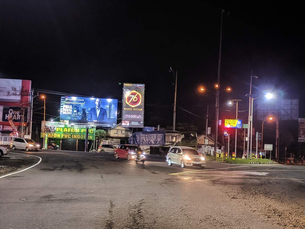 Iklan Rokok Di Pertigaan Jalan