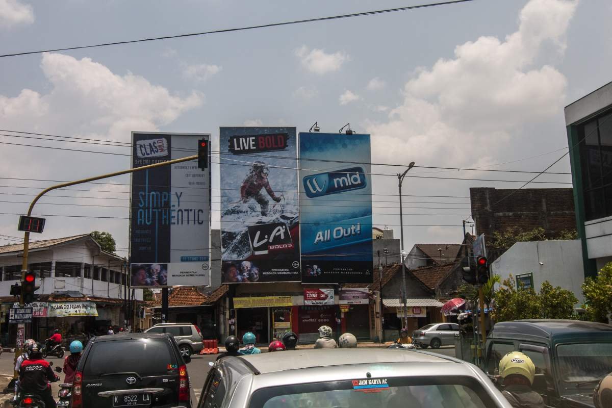 Iklan Rokok Di tepi Jalan