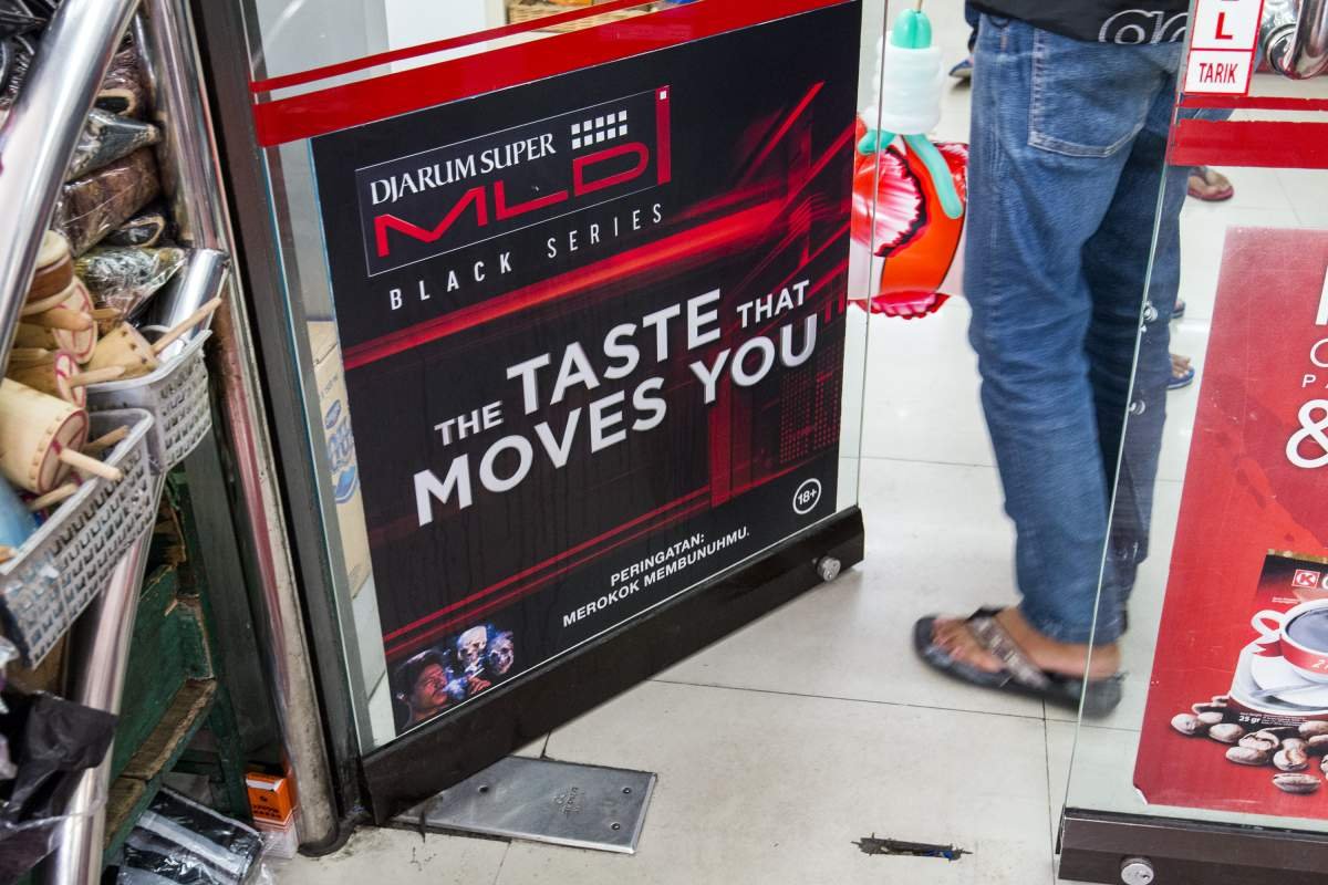 Iklan ROkok MLD Black di pintu Indomaret